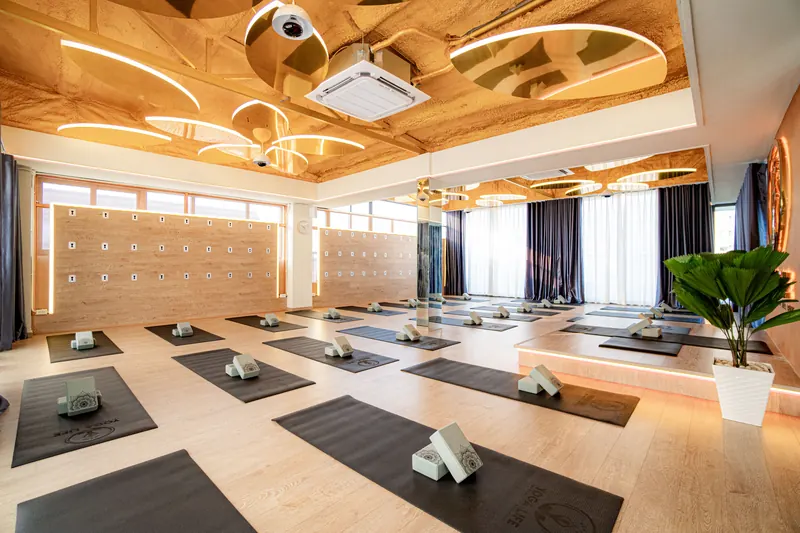 A practice room with mats, blocks and the wooden locker wall